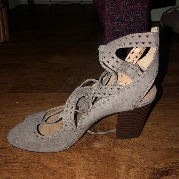 Tan high heel strap up shoes - Picture 2 of 3